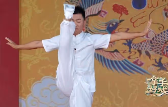 王寶強登央視表演武術，一身白衣挺拔帥氣，抬腿劈叉現場掌聲雷動