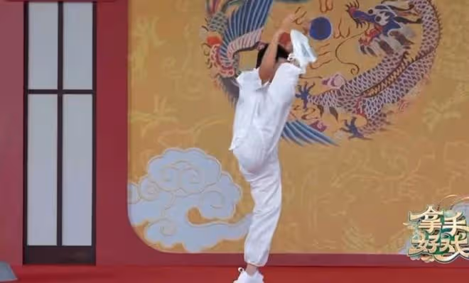 王寶強登央視表演武術，一身白衣挺拔帥氣，抬腿劈叉現場掌聲雷動