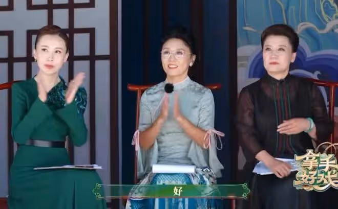 王寶強登央視表演武術，一身白衣挺拔帥氣，抬腿劈叉現場掌聲雷動