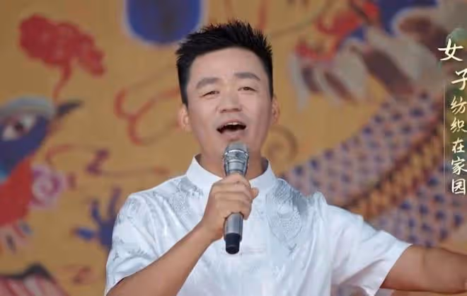 王寶強登央視表演武術，一身白衣挺拔帥氣，抬腿劈叉現場掌聲雷動
