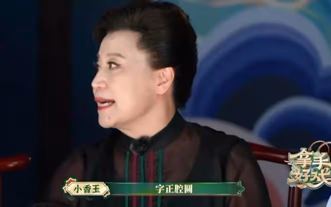 王寶強登央視表演武術，一身白衣挺拔帥氣，抬腿劈叉現場掌聲雷動