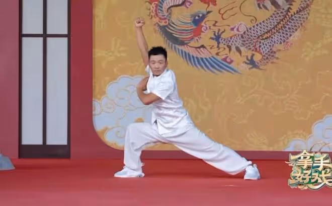 王寶強登央視表演武術,一身白衣挺拔帥氣,抬腿劈叉現場掌聲雷動