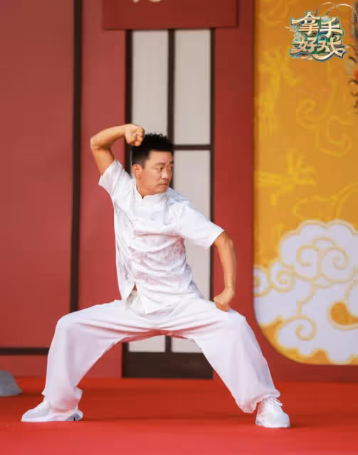 王寶強登央視表演武術,一身白衣挺拔帥氣,抬腿劈叉現場掌聲雷動