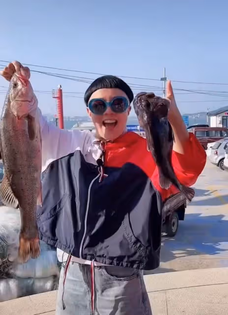 金龜子離開北京定居青島婆家!穿萬元鞋海邊撈魚蝦,笑開懷被圍觀