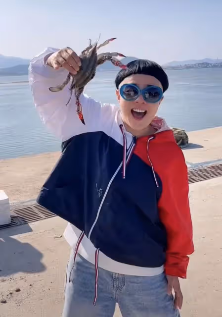 金龜子離開北京定居青島婆家!穿萬元鞋海邊撈魚蝦,笑開懷被圍觀