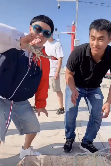 金龜子離開北京定居青島婆家!穿萬元鞋海邊撈魚蝦,笑開懷被圍觀
