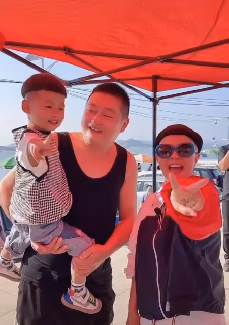 金龜子離開北京定居青島婆家!穿萬元鞋海邊撈魚蝦,笑開懷被圍觀