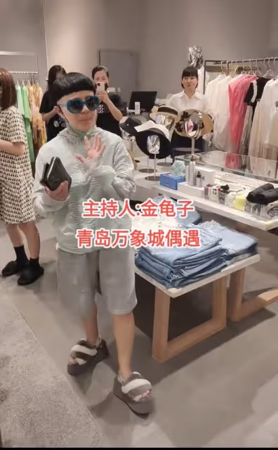 金龜子離開北京定居青島婆家!穿萬元鞋海邊撈魚蝦,笑開懷被圍觀
