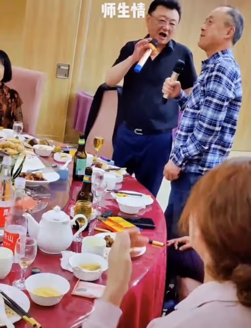 金龜子離開北京定居青島婆家!穿萬元鞋海邊撈魚蝦,笑開懷被圍觀