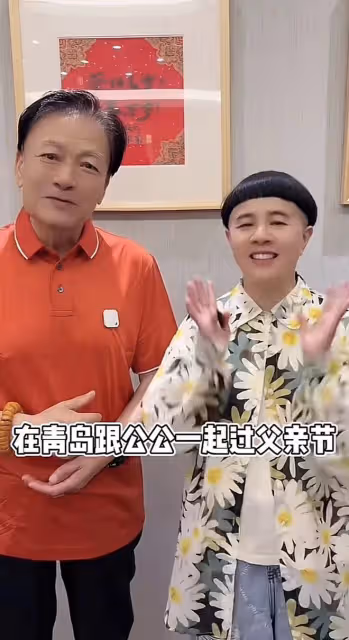 金龜子離開北京定居青島婆家!穿萬元鞋海邊撈魚蝦,笑開懷被圍觀