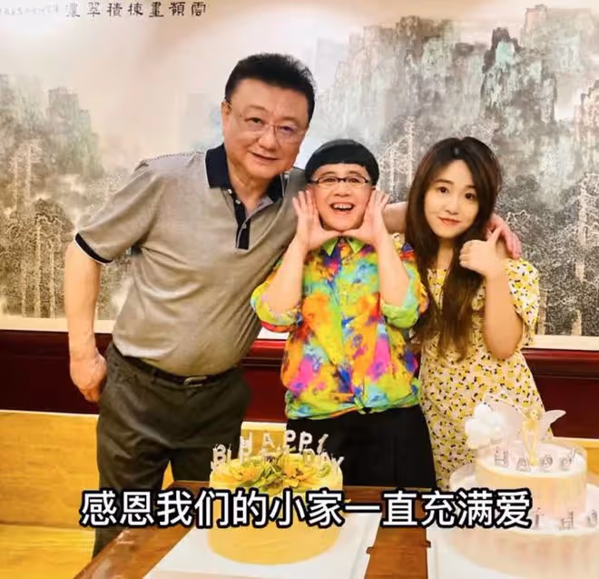 金龜子離開北京定居青島婆家!穿萬元鞋海邊撈魚蝦,笑開懷被圍觀