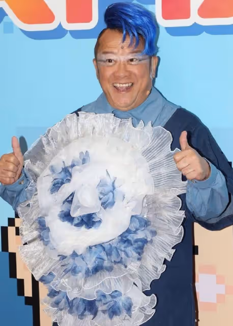 69歲曾志偉新冠康復首露面!造型浮誇胸前一圈花邊,頭頂藍發亮眼