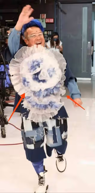 69歲曾志偉新冠康復首露面!造型浮誇胸前一圈花邊,頭頂藍發亮眼