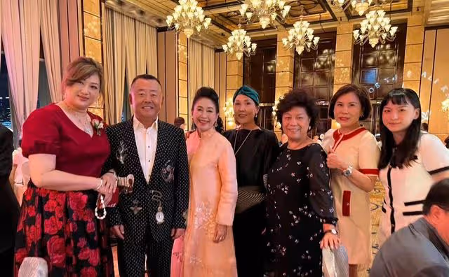 69歲曾志偉新冠康復首露面!造型浮誇胸前一圈花邊,頭頂藍發亮眼