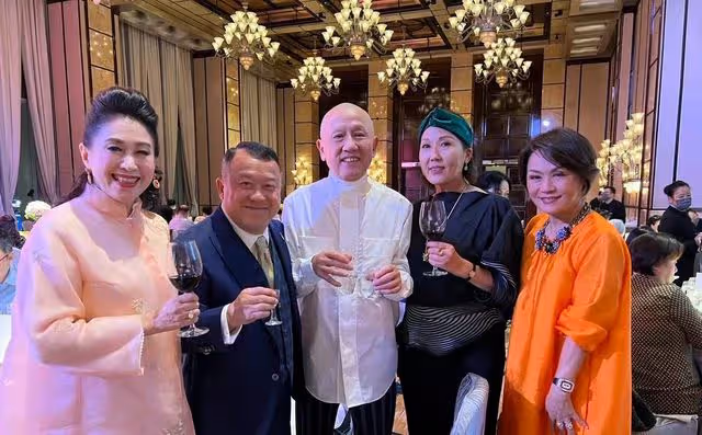 69歲曾志偉新冠康復首露面!造型浮誇胸前一圈花邊,頭頂藍發亮眼
