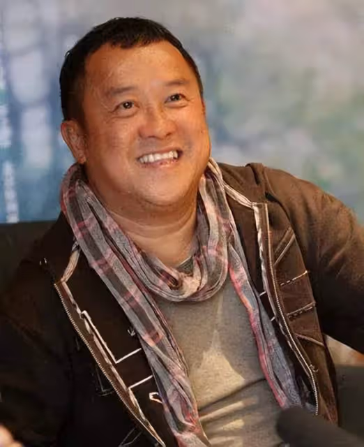 69歲曾志偉新冠康復首露面!造型浮誇胸前一圈花邊,頭頂藍發亮眼