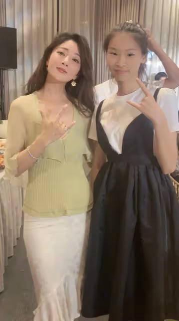 眾星參加素人婚禮!殷桃戴鑽戒穿深V顯豐腴,王凱暴瘦與富婆合影