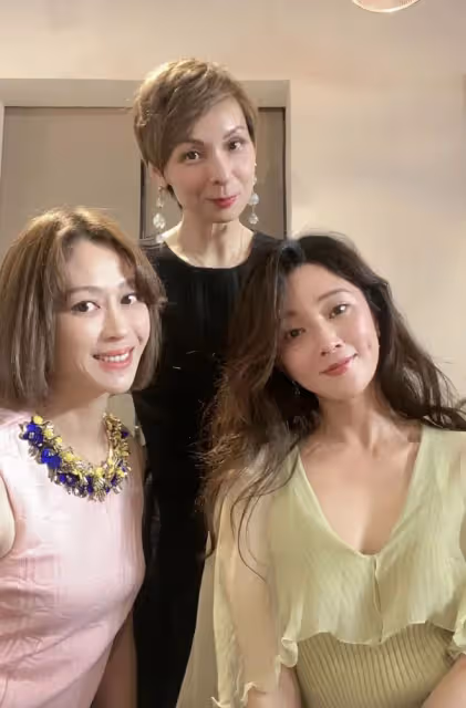眾星參加素人婚禮!殷桃戴鑽戒穿深V顯豐腴,王凱暴瘦與富婆合影