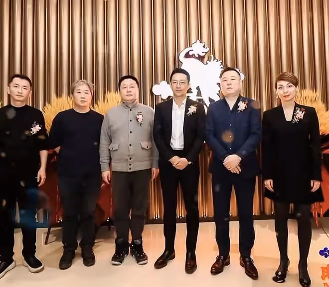 眾星參加素人婚禮!殷桃戴鑽戒穿深V顯豐腴,王凱暴瘦與富婆合影