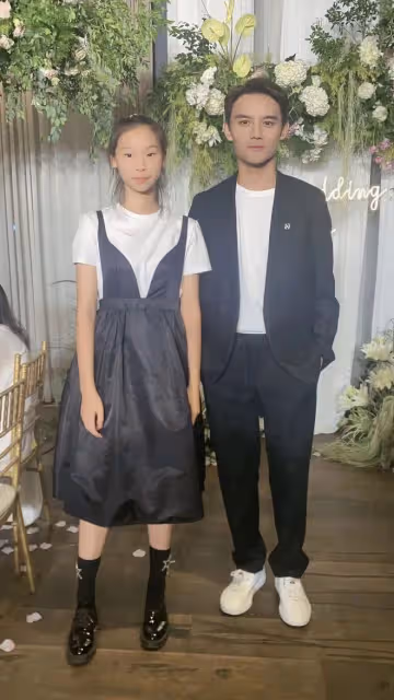 眾星參加素人婚禮!殷桃戴鑽戒穿深V顯豐腴,王凱暴瘦與富婆合影