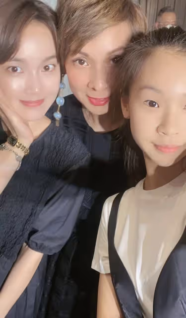 眾星參加素人婚禮!殷桃戴鑽戒穿深V顯豐腴,王凱暴瘦與富婆合影