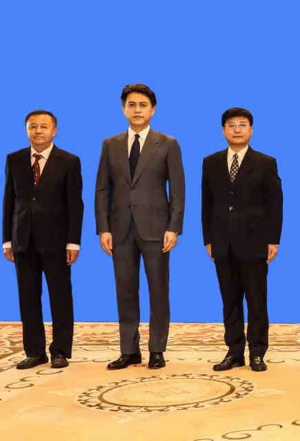 45歲靳東和網紅合影,眉眼憔悴白髮明顯,女方神似熊黛林大方示愛