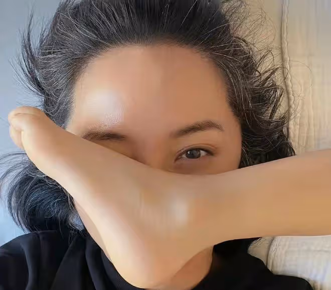 45歲靳東和網紅合影,眉眼憔悴白髮明顯,女方神似熊黛林大方示愛