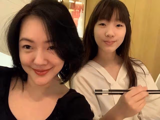 小S長女與梁詠琪拍電影!曬出殺青照驚艷眾人,短髪造型「五官精緻+白皙皮膚」完美復刻媽媽顏值,網友:最美星二代