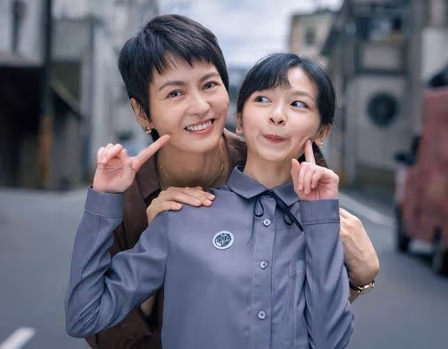 小S長女與梁詠琪拍電影!曬出殺青照驚艷眾人,短髪造型「五官精緻+白皙皮膚」完美復刻媽媽顏值,網友:最美星二代