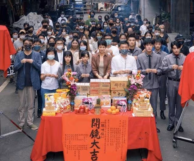 小S長女與梁詠琪拍電影!曬出殺青照驚艷眾人,短髪造型「五官精緻+白皙皮膚」完美復刻媽媽顏值,網友:最美星二代