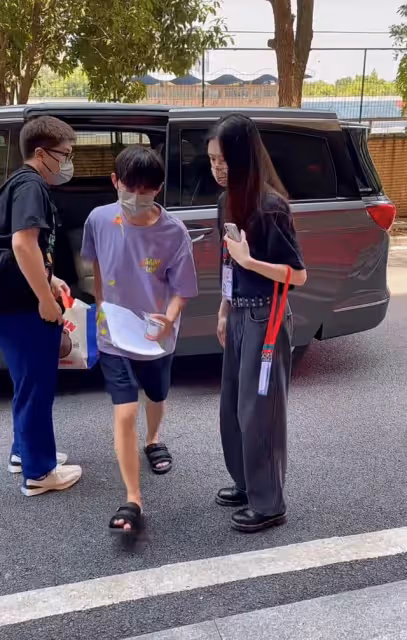 48歲何炅嬌小似女生,低調買咖啡巴掌臉搶眼,真實身材曝光引熱議