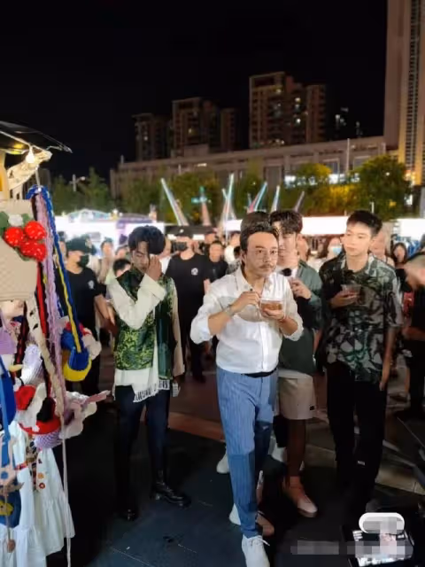 48歲何炅嬌小似女生,低調買咖啡巴掌臉搶眼,真實身材曝光引熱議