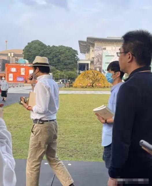 48歲何炅嬌小似女生,低調買咖啡巴掌臉搶眼,真實身材曝光引熱議