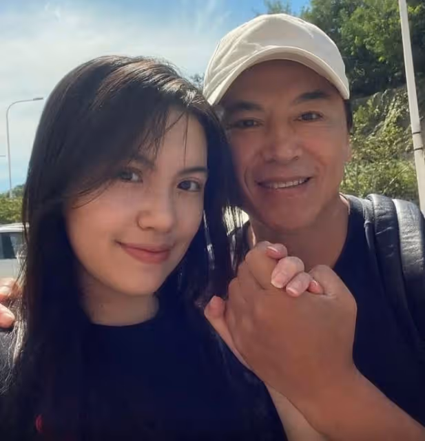 淳于珊珊罕曬父女合影!24歲女兒國外長大,長相甜美曾參加選秀