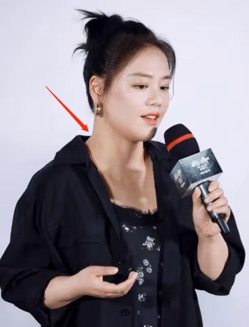 女星「藏起來」的現場圖:膚色暗沉、虎背熊腰