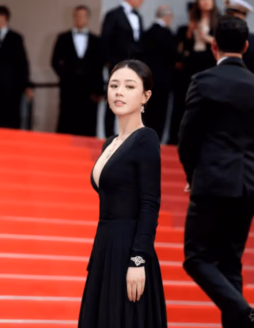 女星「藏起來」的現場圖:膚色暗沉、虎背熊腰