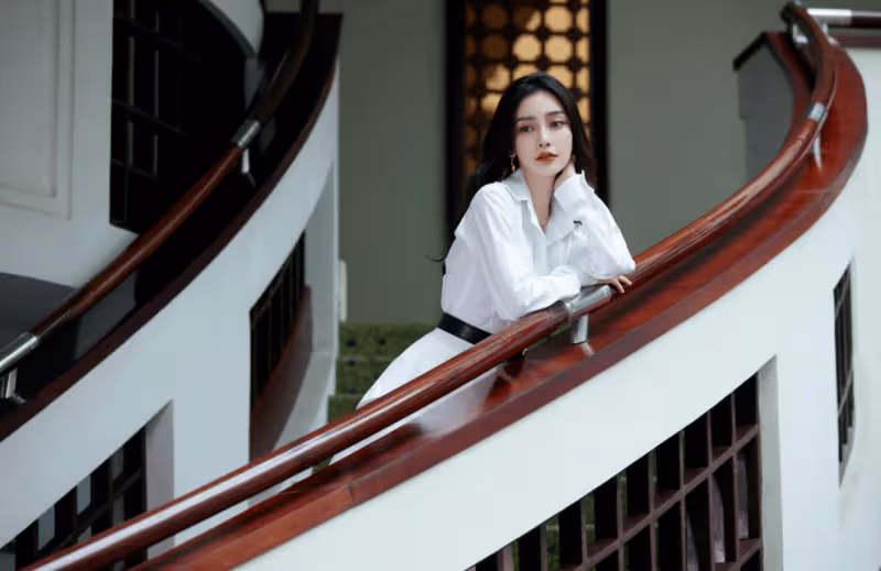 女星「藏起來」的現場圖:膚色暗沉、虎背熊腰