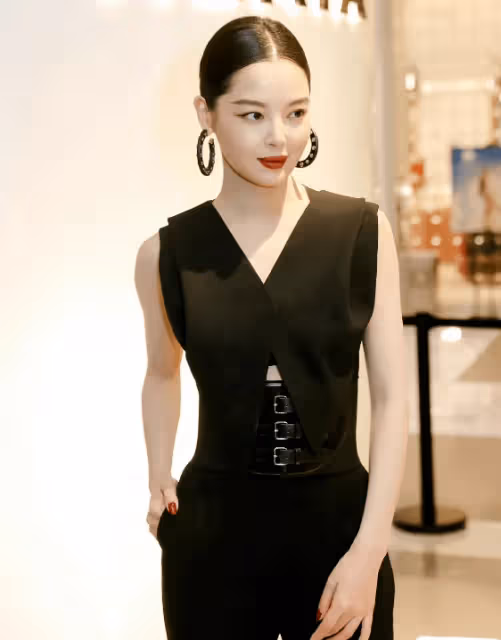 女星「藏起來」的現場圖:膚色暗沉、虎背熊腰