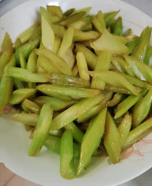 最簡單的降壓祛脂菜  素炒芹菜