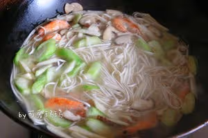 🍜絲瓜三鮮面｜適合夏天的鮮美掛麵
