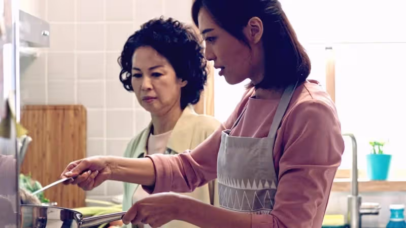 婆婆身體不好，孝媳把婆婆當親媽照顧，無怨陪伴17年婆婆卻嗆，媳婦永遠是外人，她決定反擊了