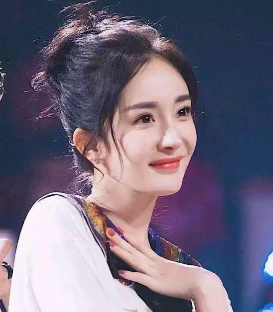 楊冪女兒小糯米顏值曝光！如今「精緻五官+白皙皮膚」顏值不輸明星媽媽，亭亭玉立動作憨態可掬，網友：懷疑自己的眼睛