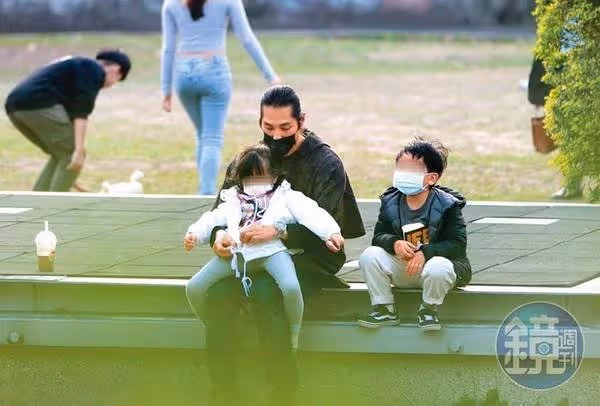 性格浪子變慈父，42歲藍正龍不捨愛妻為孩子淡出，結婚7年宣告老婆自由了：一切都值得了