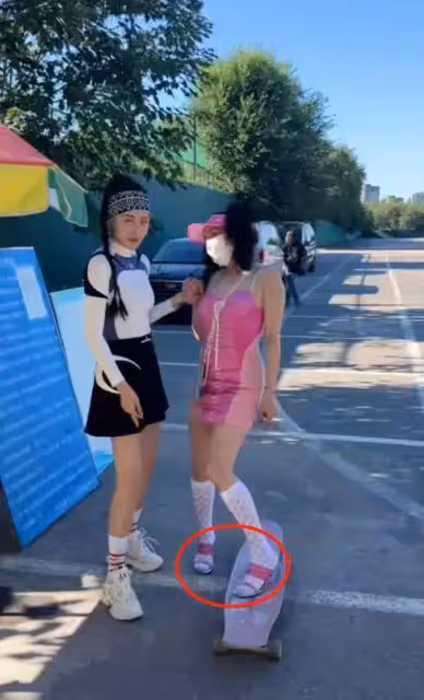 不服老不行，鍾麗緹穿卡哇伊粉裙現身街頭，畫風怪異超彆扭！
