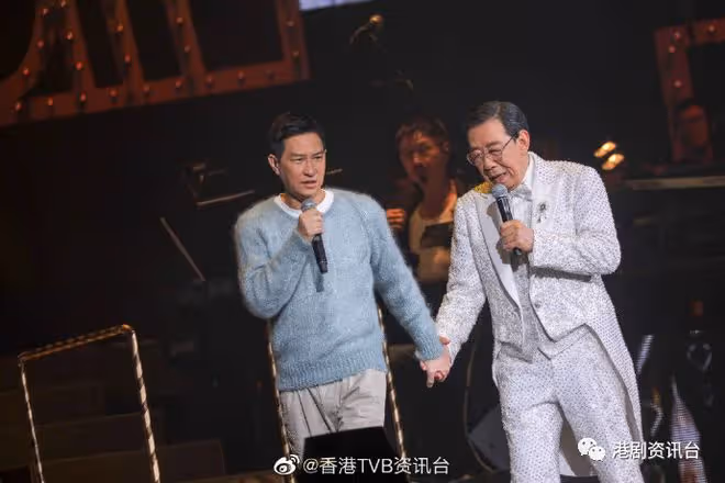 胡楓提契女憶蓮!90歲再登紅館好記性唔使字幕機