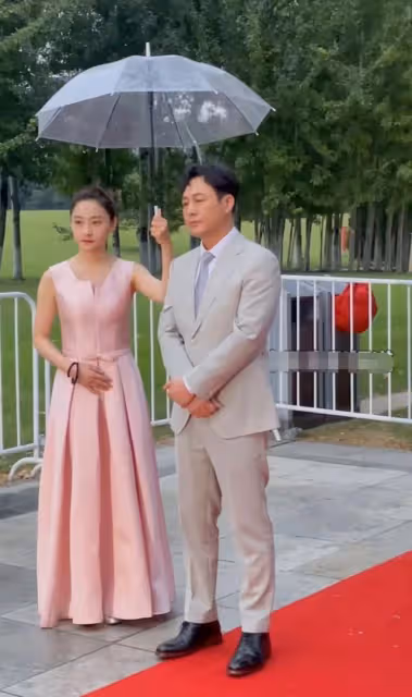 群星冒雨走紅毯,張頌文兩次拒絕他人撐傘,黃奕三助理跟隨陣仗大