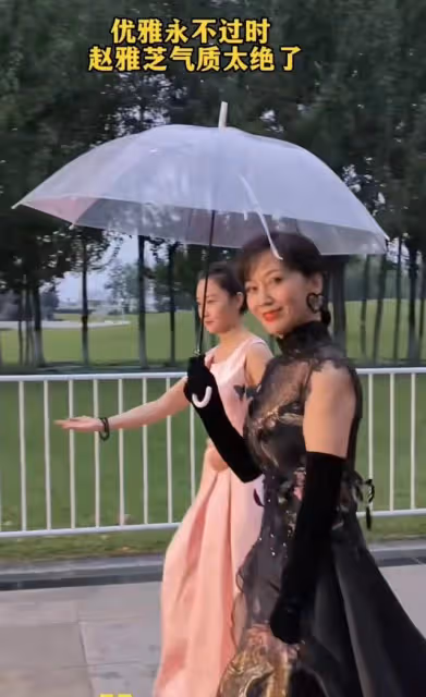 群星冒雨走紅毯,張頌文兩次拒絕他人撐傘,黃奕三助理跟隨陣仗大