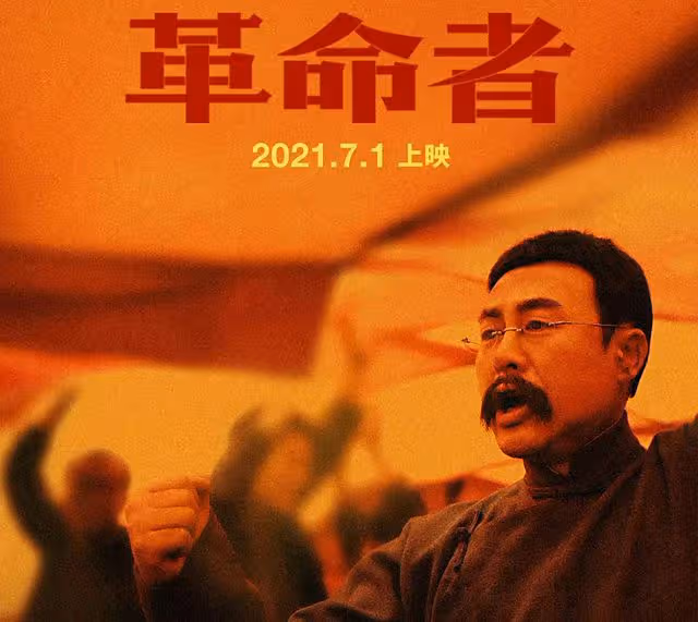 群星冒雨走紅毯,張頌文兩次拒絕他人撐傘,黃奕三助理跟隨陣仗大