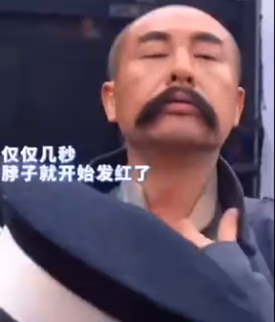 群星冒雨走紅毯,張頌文兩次拒絕他人撐傘,黃奕三助理跟隨陣仗大