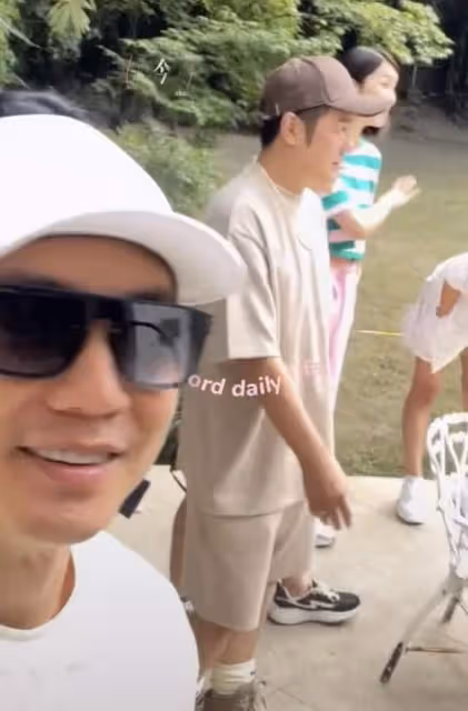眾星送娃上學後集體狂歡!冉瑩穎被老公抱腿親吻,鄭愷等包場打球